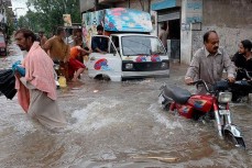 Треть Пакистана ушло под воду из-за аномальных дождей
