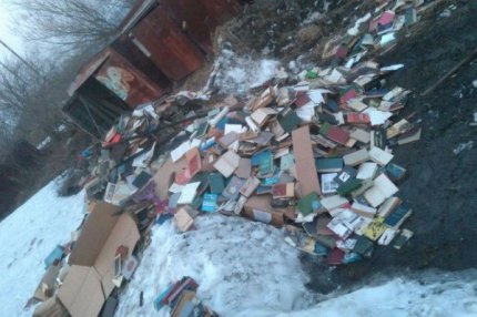 Книги, выброшенные в грязь и снег