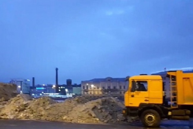 Коммунальщики ссыпают горы грязного снега на Петроградскую набережную