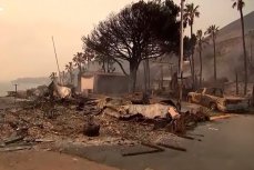 Сгоревший дом и машина во время пожара в Калифорнии