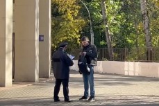 В Москве полиция вылавливает мужчин и вручает им повестки в военкоман 