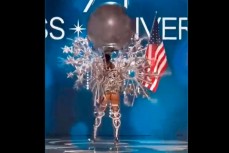 На конкурсе «Мисс Вселенная» представительница США еле вышла на подиум в тяжелом костюме и показала голый зад 