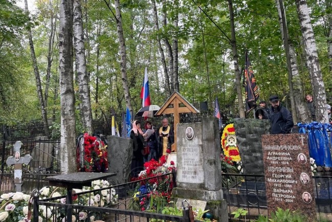 Мама Евгения Пригожина приехала на кладбище