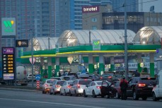 В Киеве огромные очереди за топливом, а в Запорожье заправляют по звонку