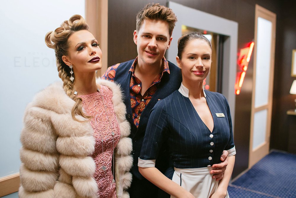 Милош Бикович, Диана Пожарская на съемках сериала «Отель Элеон»