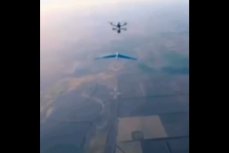 Украинский беспилотник-перехватчик FPV, запущенный с базового дрона, сбивает российский разведывательный БПЛА
