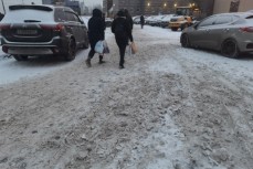 Дороги и тротуары Петербурга тонут в грязном снегу