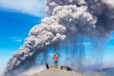 Кадры выброса пепла курильским вулканом Эбеко на высоту 2,5 километра