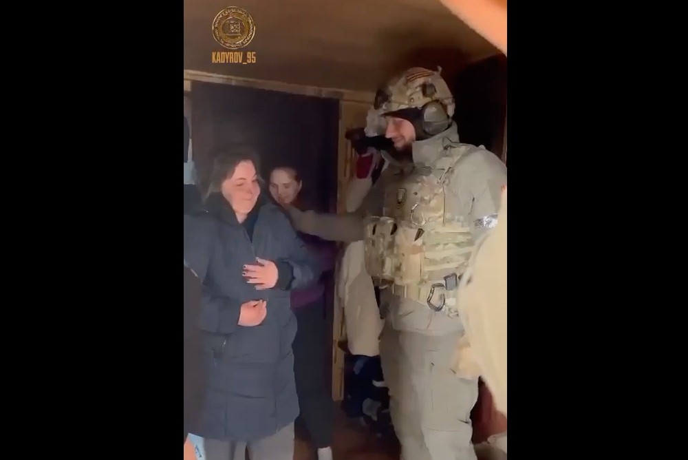 Кадыров опубликовал видео, как бойцы Росгвардии под Киевом помогли воссоединиться украинской семье