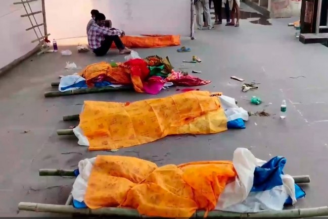 В Индии скончавшиеся от коронавируса лежат прямо на улицах