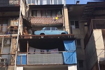 ВАЗ-2106 припаркованный на балконе на 25 лет