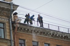 Наледь с крыш массово травмирует жителей Петербурга
