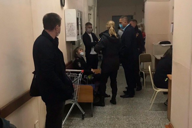 Возле палаты Навального несколько отделов, уголовный розыск, транспортная полиция, СК