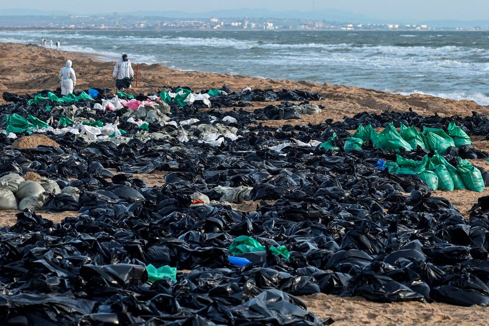 Уборка мазута на пляже в Анапе.