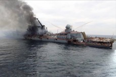 Западные СМИ публикуют первые фото горящего крейсера "Москва"