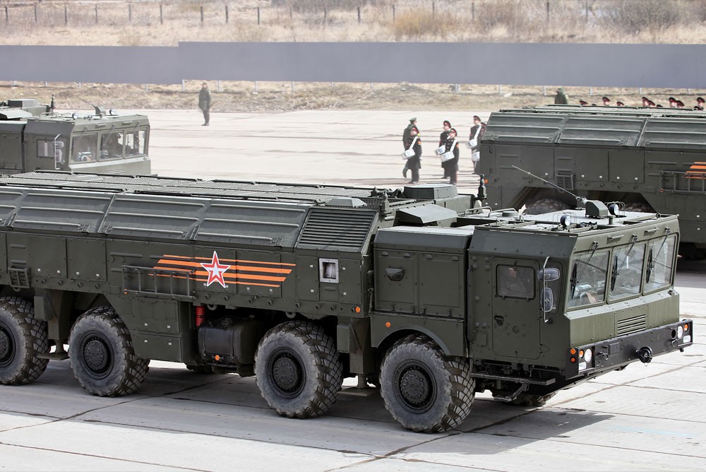 «Искандер» — семейство российских оперативно-тактических ракетных комплексов (ОТРК)