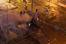 В Санкт-Петербурге машина на дороге провалилась в яму с кипятком