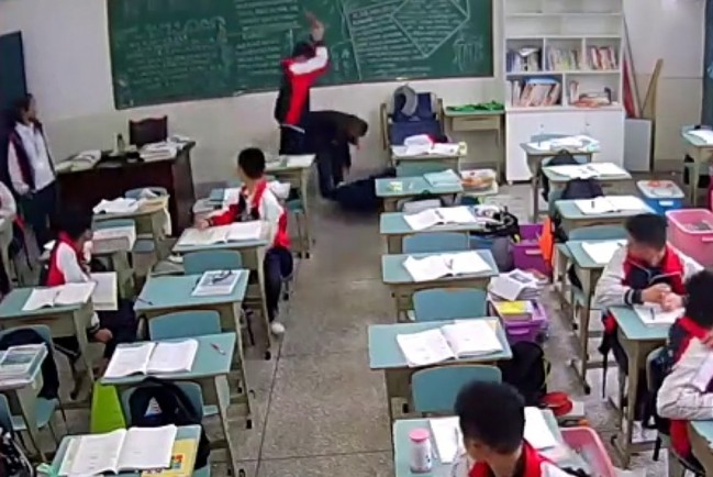Китайский старшеклассник бьет учителя кирпичом по голове