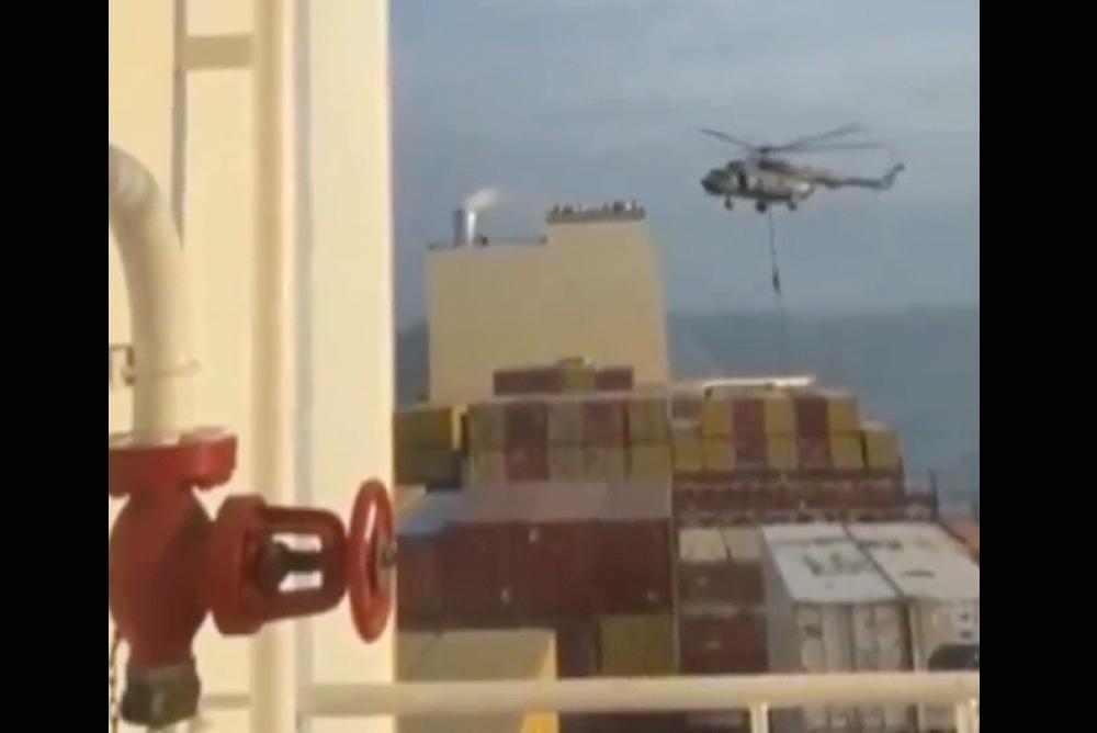 В Ормузском проливе ВМС Ирана захватили израильский танкер — видео