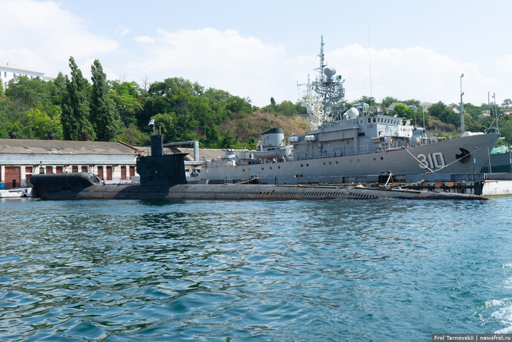 Дизельная подлодка и военный корабль в бухте Севастополя