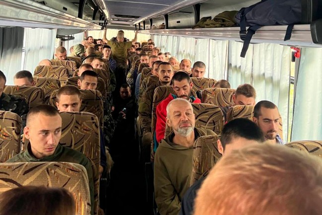 Первое фото российских военнопленных, которых обменяли на главарей «Азова»* и олигарха Медведчука 