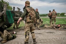 Раненные солдаты ВСУ эвакуируются с поля боя