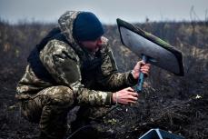 Украинский военный настраивает Starlink