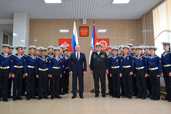 Путин с начальником филиала Нахимовского военно-морского училища во Владивостоке Владимиром Бураковым и воспитанниками филиала.