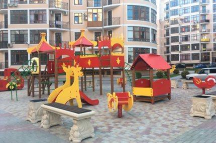 Детская площадка в жилом комплексе «Черноморский-2» в Геленджике