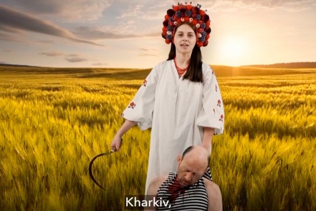 Украинка в народном костюме серпом перерезает горло русскому солдату – новая соцреклама на Украине