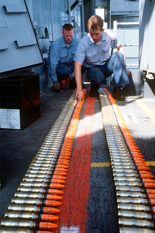 Снаряды с обеднённым ураном для артиллерийского комплекса Mark 15 Phalanx CIWS на борту американского линкора USS Missouri (BB-63). Фотография ВМФ США, 1987 год