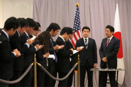 Премьер-министр Японии Синдзо Абе, встреча с журналистами, Башня Трампа, Манхэттен, 17 ноября 2016.