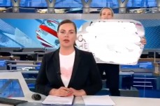 В прямом эфире Первого канала в выпуске новостей, выбежала девушка с плакатом «Нет войне»