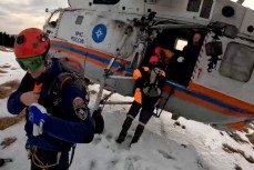 Видео спасения пассажиров аэростата в горах Сочи, которые врезались деревья