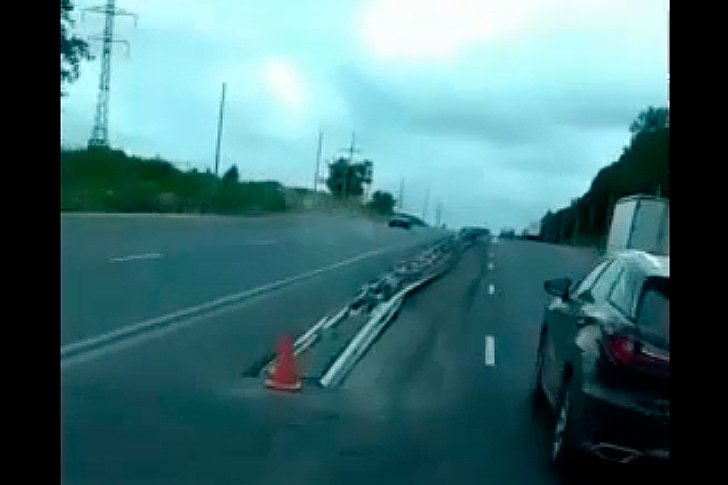 Во Владимире дорожники оставили отбойник прямо посреди полосы движения