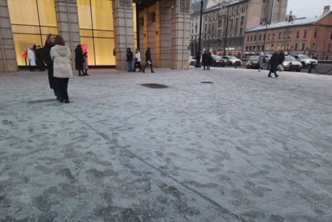 В Петербурге убирать последствия снегопада снова вышло недостаточное количество спецтехники