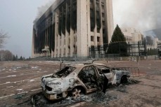 Алматы утром 7 января: сгоревшие административные здания, спецтехника, разбитые витрины