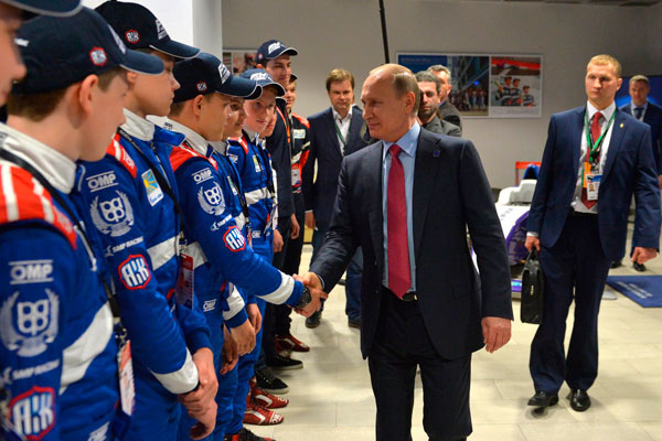 Путин с членами российской молодежной команды SMP Racing.