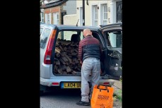 Жители Лондона начали запасаться дровами