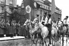 Парад украинских националистов в Станиславе (ныне Ивано-Франковск) в честь визита генерал-губернатора Польши рейхсляйтера Ганса Франка, октябрь 1941 г.
