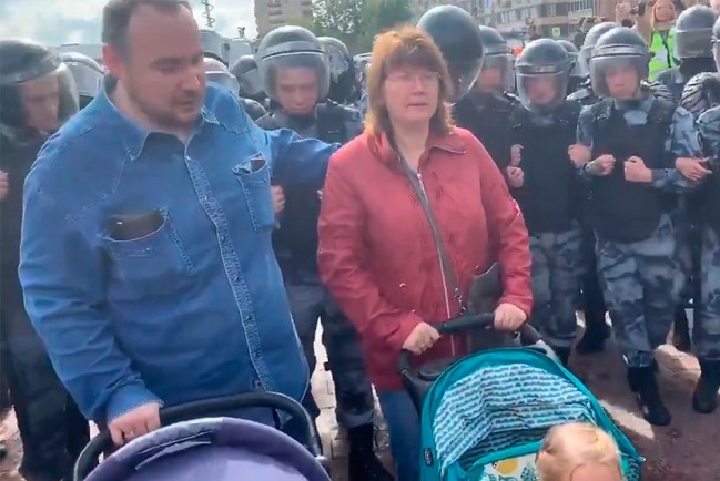 Петр и Елена Хомских на акции протеста с маленькими детьми