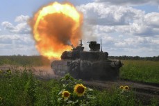 Танк ВСУ стреляет по российским позициям