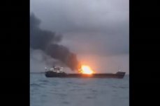 Пожар на корабле в Керченском проливе