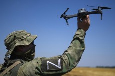 Российский солдат запускает китайский дрон