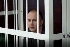 Сергей Казаков, который пытал пасынка заставляя его стоять коленями на гречневой крупе в суде
