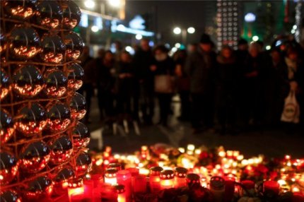 Свечи жертвам теракта в Берлине.