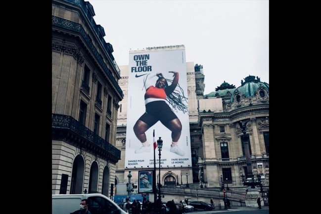 В Париже на фасаде Опера Гарнье вывесили огромный плакат с толстой негритянкой