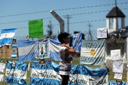 Аргентинские флаги со словами поддержки экипажу пропавшей подводной лодки ARA San Juan