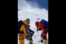 Кадры гибели людей от схода лавины в Гималаях сняла Виктория Боня