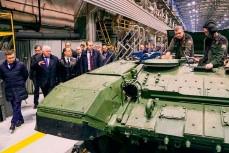 Медведев побывал на «Уралвагонзаводе» с контрольной проверкой выпуска танков